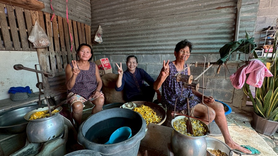 📣 สำนักงานพัฒนาชุมชนอำเภอพลับพลาชัย จัดทำสื่อประชาสัมพันธ์ วิดีทัศน์กลุ่ม OTOP “ อุ่นใจผ้าไหมทอมือ“ ที่เกิดจากการรวมกลุ่มจัดตั้งเป็นกลุ่มทอผ้าไหม ภายใต้ชื่อ ‘อุ่นใจผ้าไหมทอมือ’ เพื่อสืบสานภูมิปัญญาท้องถิ่นจนกลายเป็นผลิตภัณฑ์ผ้าไหมที่มีเอกลักษณ์ สวยงาม และมีคุณภาพ ได้รับการพัฒนาเป็นสินค้า OTOP ของอำเภอพลับพลาชัย